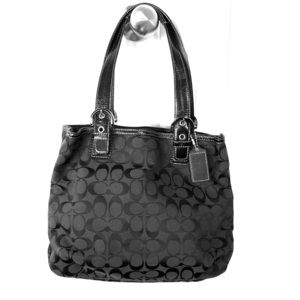 Coach shoulder bag in black signature logo